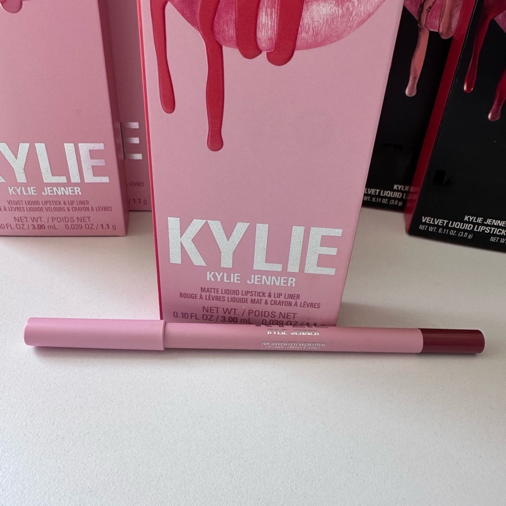 Kylie Cosmetics - Lip Liner. Sweater Weather #704